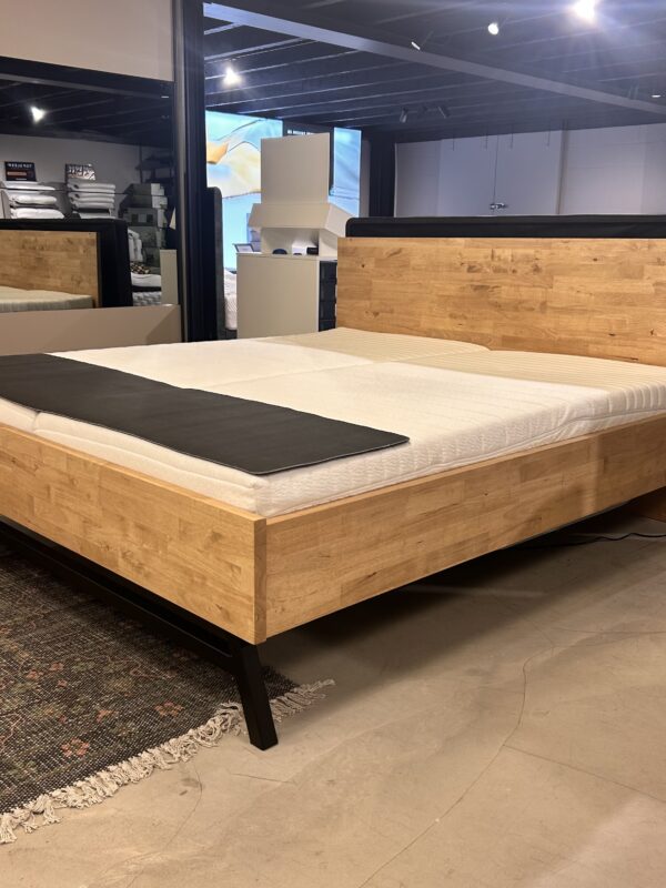 Houten bedden steel en stockings showroommodellen 3