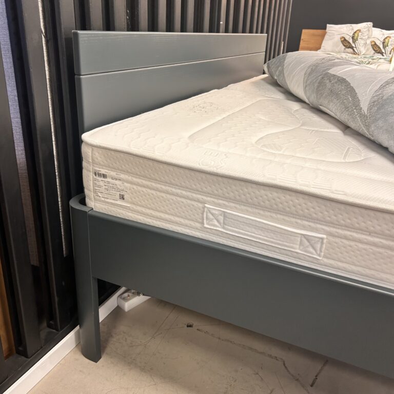 Houten ledikant incl: lattenbodems180x210 45% Korting