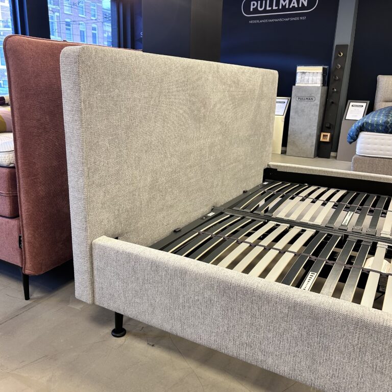 Ledikant Showmodel Stof 180×200 met lattenbodems 50% korting